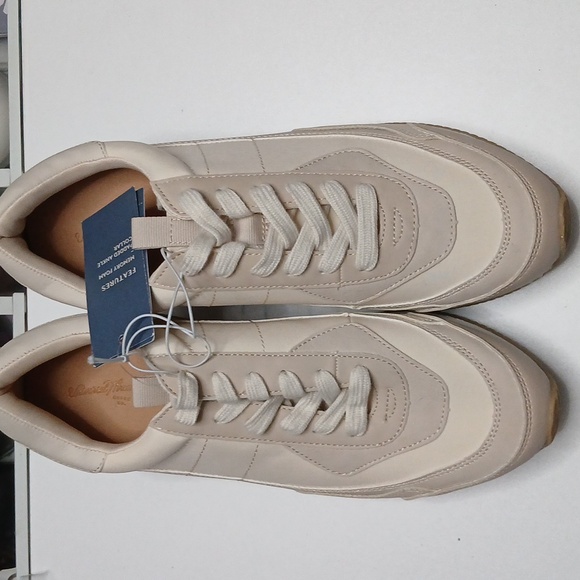 Universal Shoes - Universal Women's Cream and Tan Sneakers
